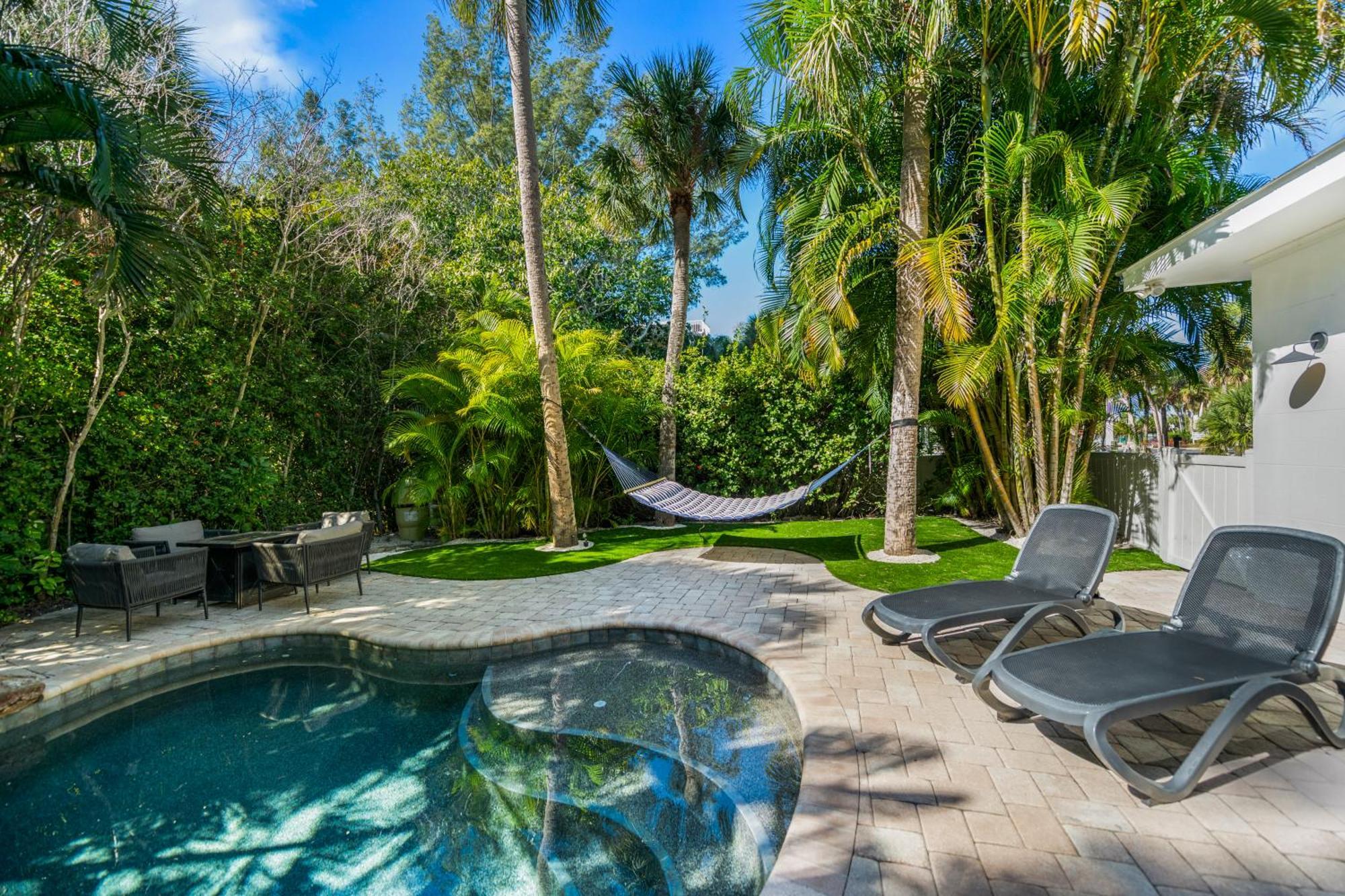 Sandy Pants - Designer Beach Chic Home Steps To Beach Backyard Oasis W Heated Pool Anna Maria Buitenkant foto